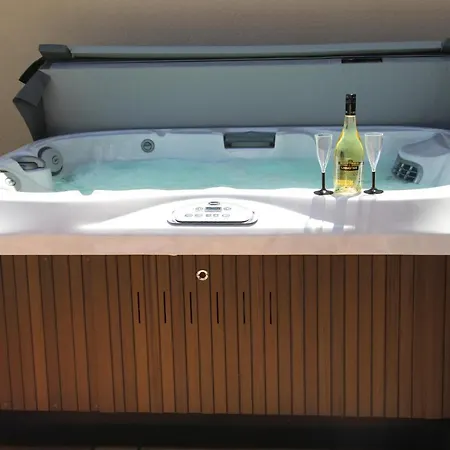 Oda ve Kahvaltı Bastide De Luzert 3*